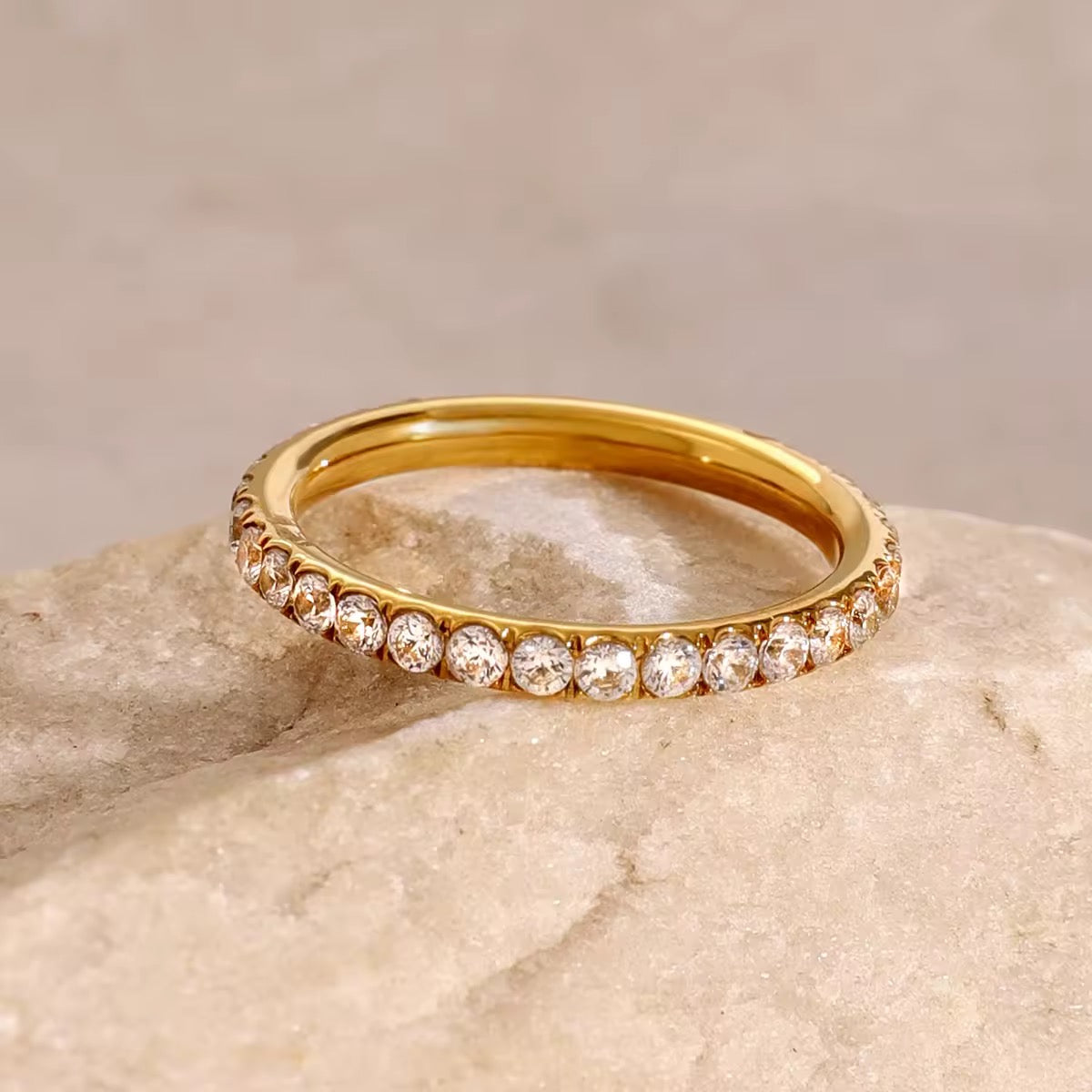 Eleganter Goldring mit Diamantenbesatz
