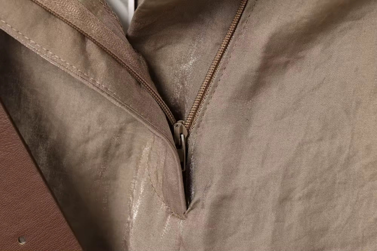 Weite Satin-Hose mit Gürtel in Taupe