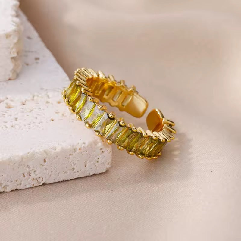 Ring mit funkelnden Zirkonia-Steinen