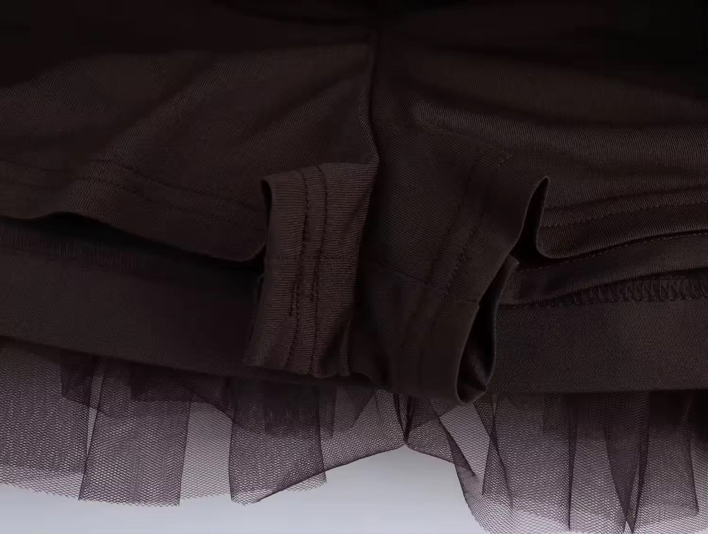 Robe de cocktail élégante avec détails en tulle