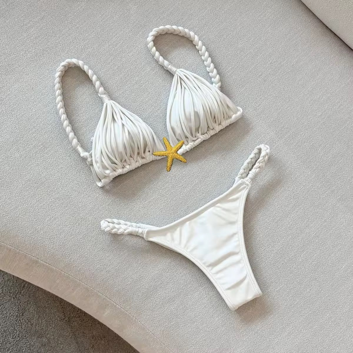 Bikini mit Flechtdetails – Boho Beach Look