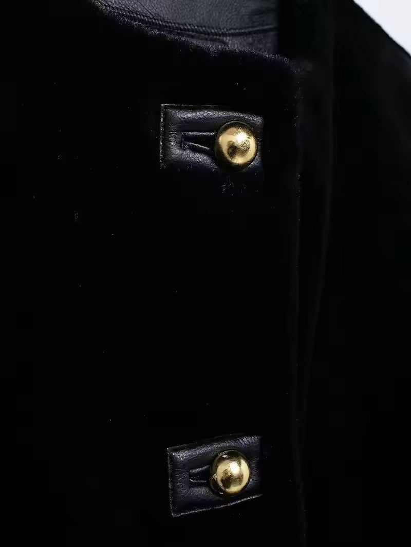 Samtjacke mit Goldknöpfen