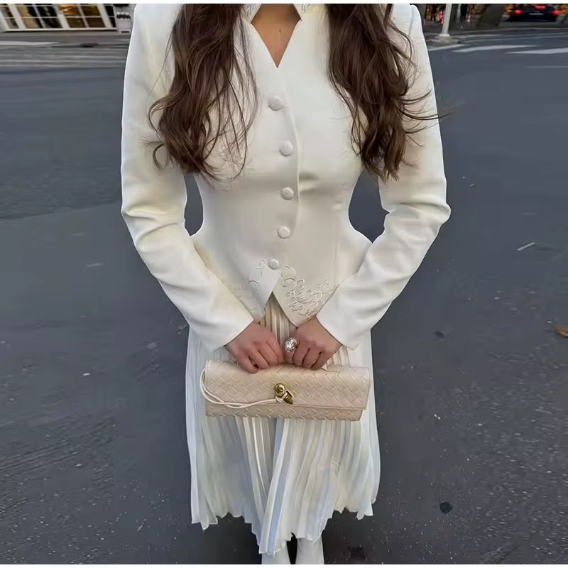 Zweiteiliges Set aus Blazer & Plisseerock