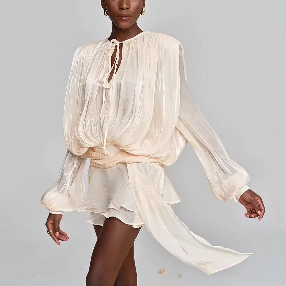 Elegante Plissee-Bluse mit Taillenband & Volant-Minirock