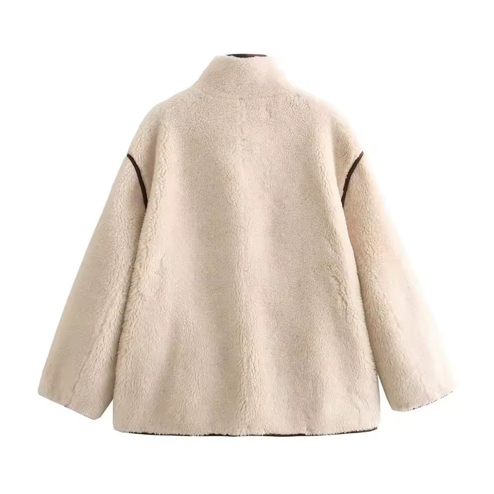 Elegant teddy jacket with contrast details – beige/brown