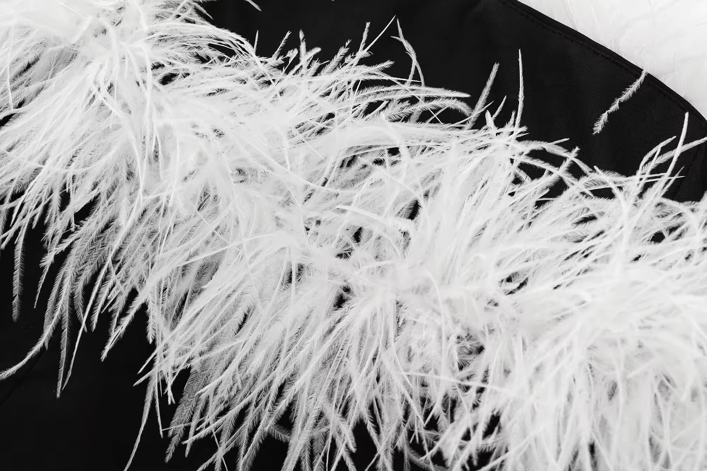 Schwarzes Cocktailkleid mit Federbesatz
