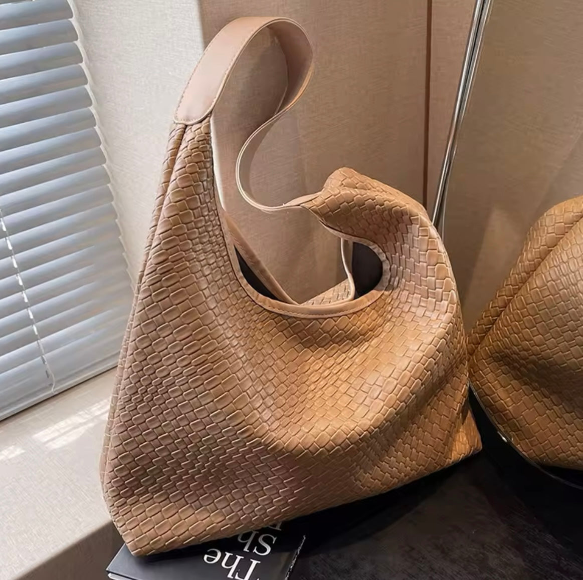 Stylish shoulder bag with braided look