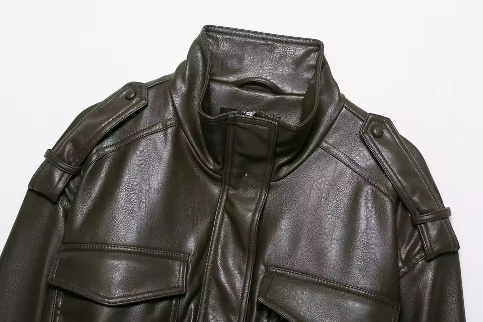 Cropped Kunstlederjacke im Utility-Stil