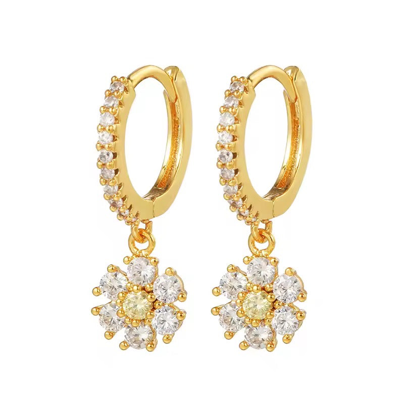 Goldene Blüten-Creolen – Wasserfest