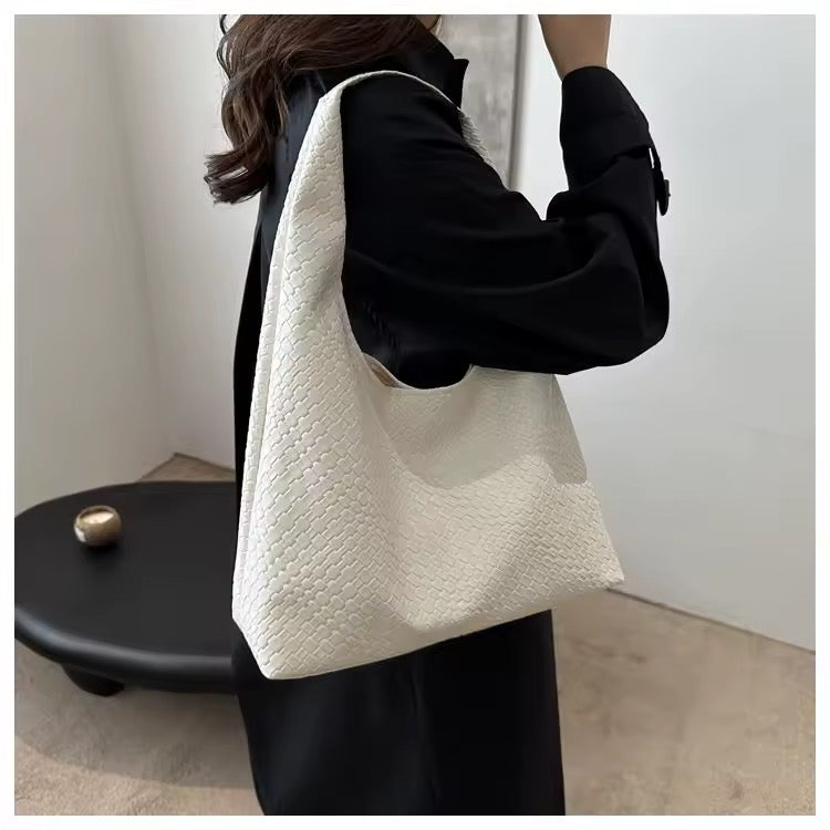 Elegant bag in snakeskin look