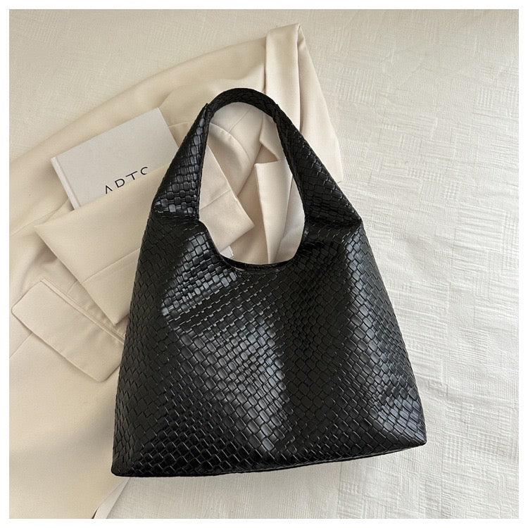 Elegant bag in snakeskin look