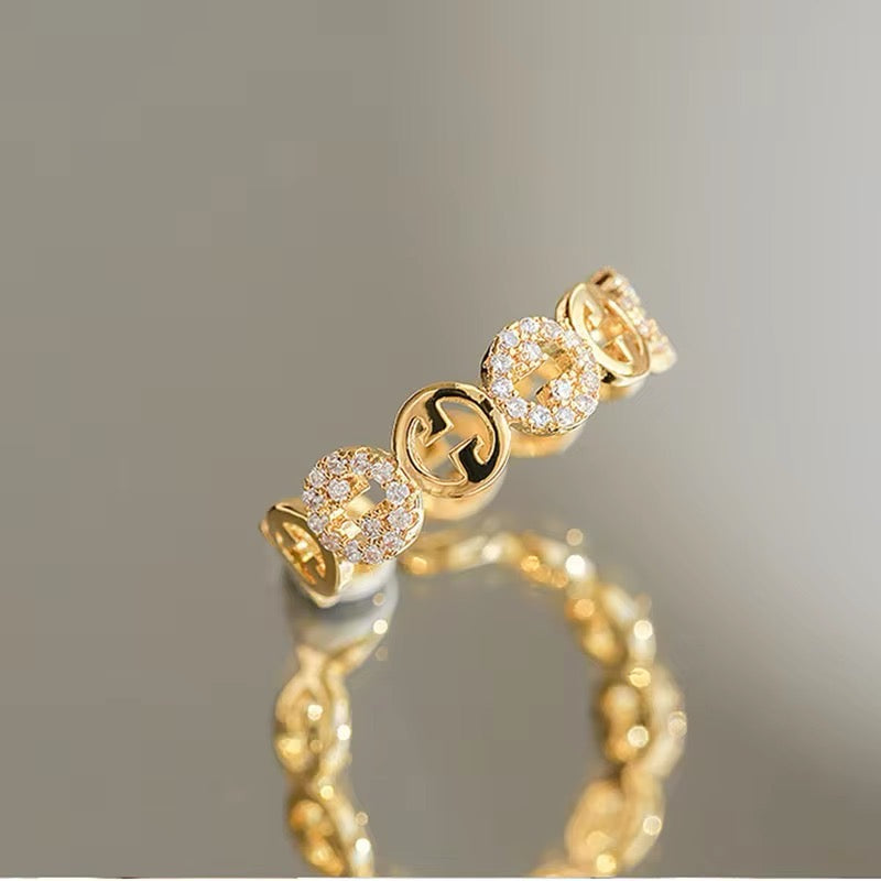 Elegant gold ring with zirconia and openwork design