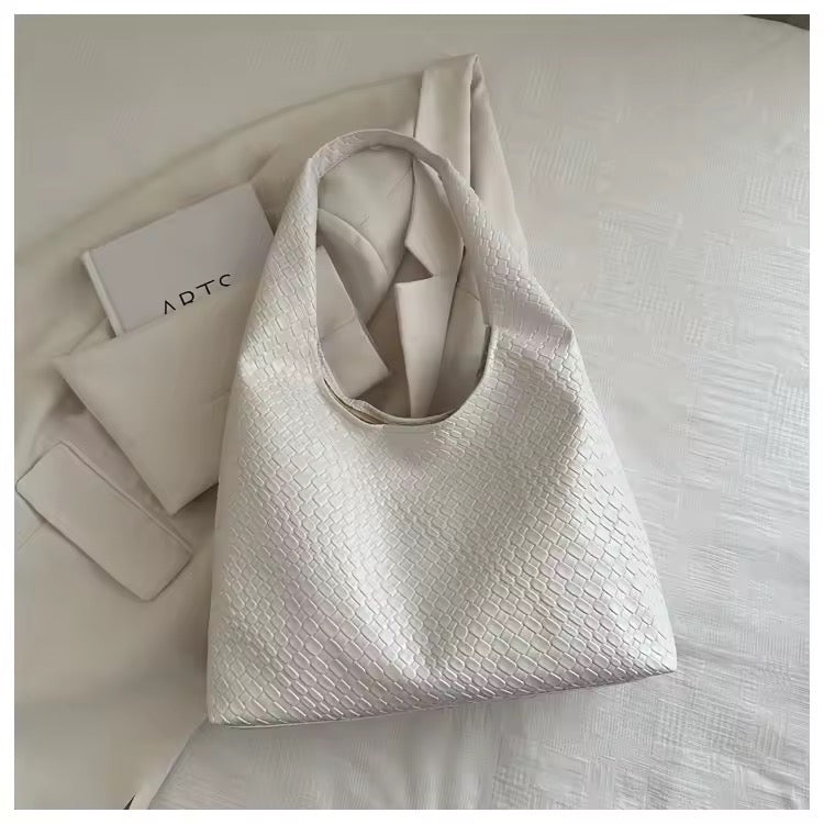 Elegant bag in snakeskin look
