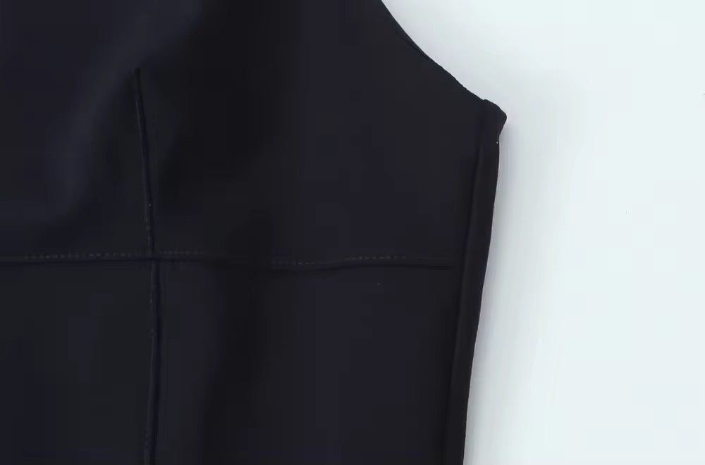 Robe noire avec jupe plissée et ceinture à la taille