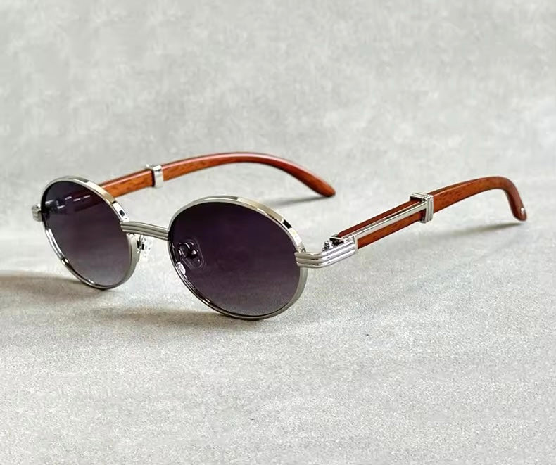 Lunettes de soleil élégantes avec verres marron et détails dorés