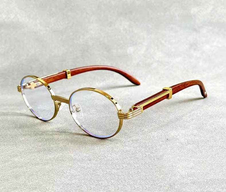 Lunettes de soleil élégantes avec verres marron et détails dorés