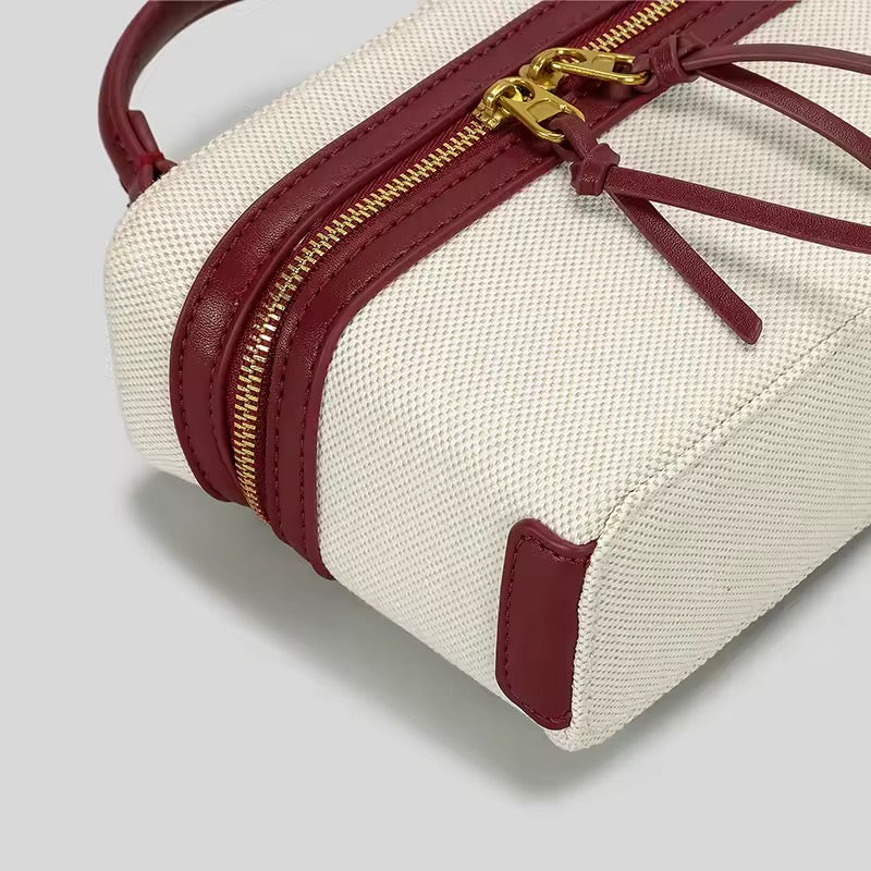 Stylish shoulder bag made of canvas and leather