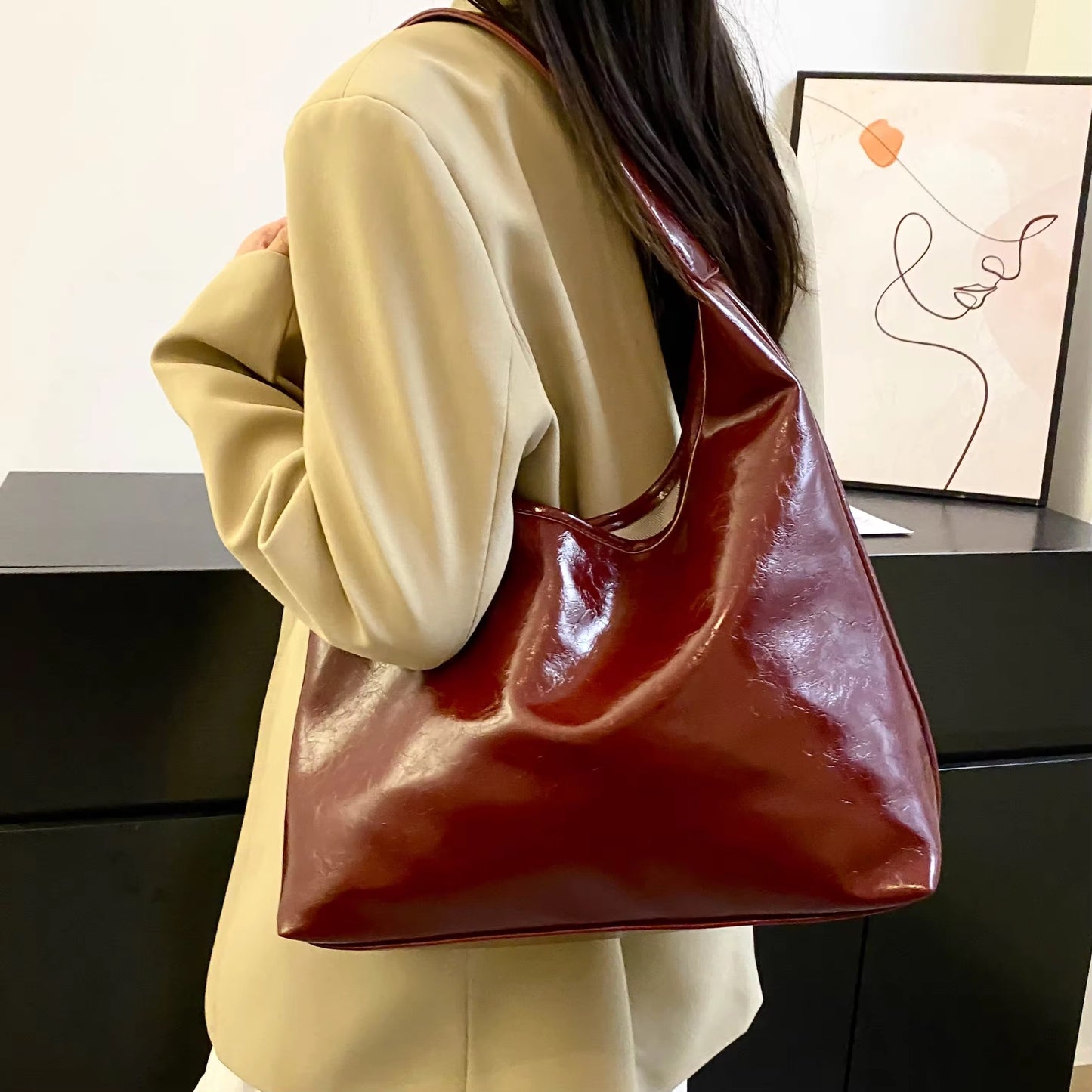 Fashionable leather shoulder bag in burgundy red