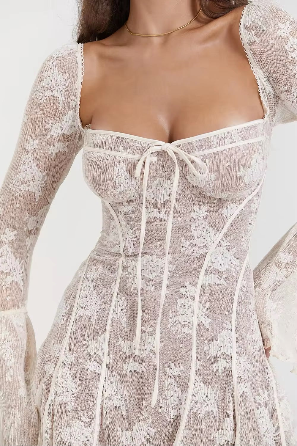 Elegant lace mini dress with puff sleeves