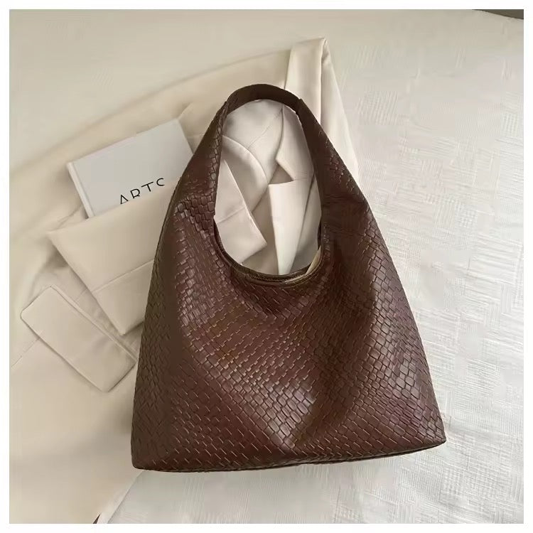 Elegant bag in snakeskin look