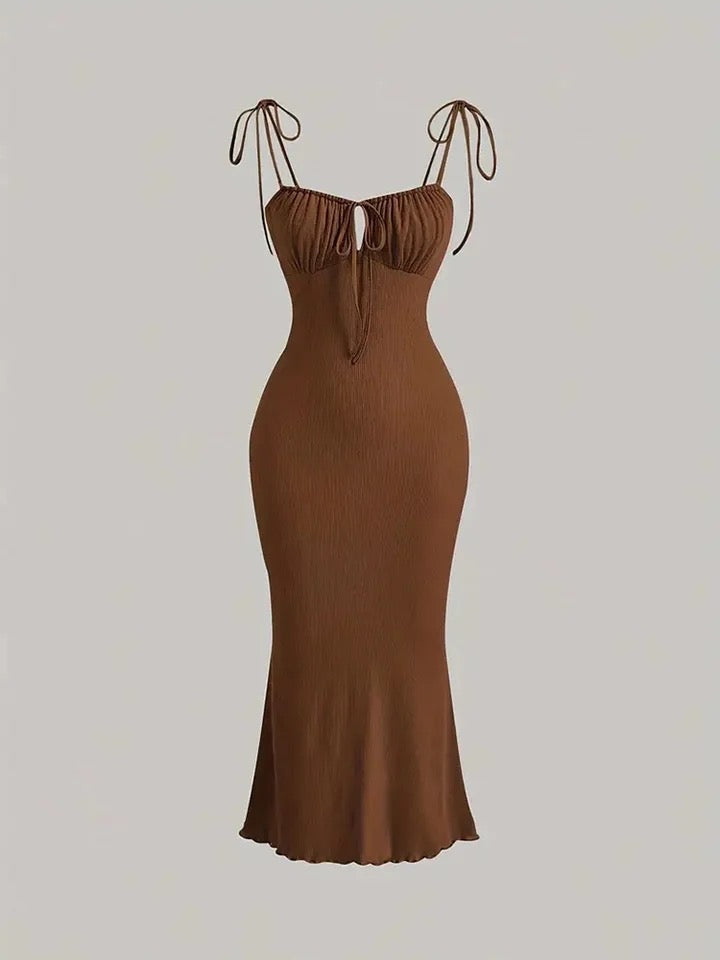Robe à bretelles marron avec volants et décolleté en trou de serrure