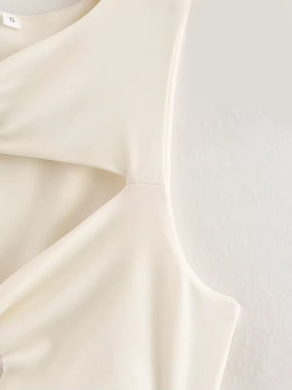 Elegant Cut-Out Midi Kleid