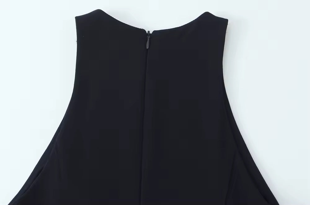 Robe noire avec jupe plissée et ceinture à la taille