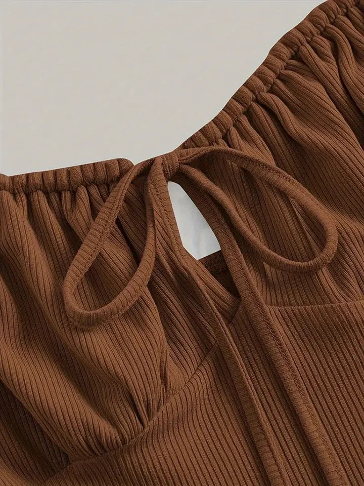 Robe à bretelles marron avec volants et décolleté en trou de serrure
