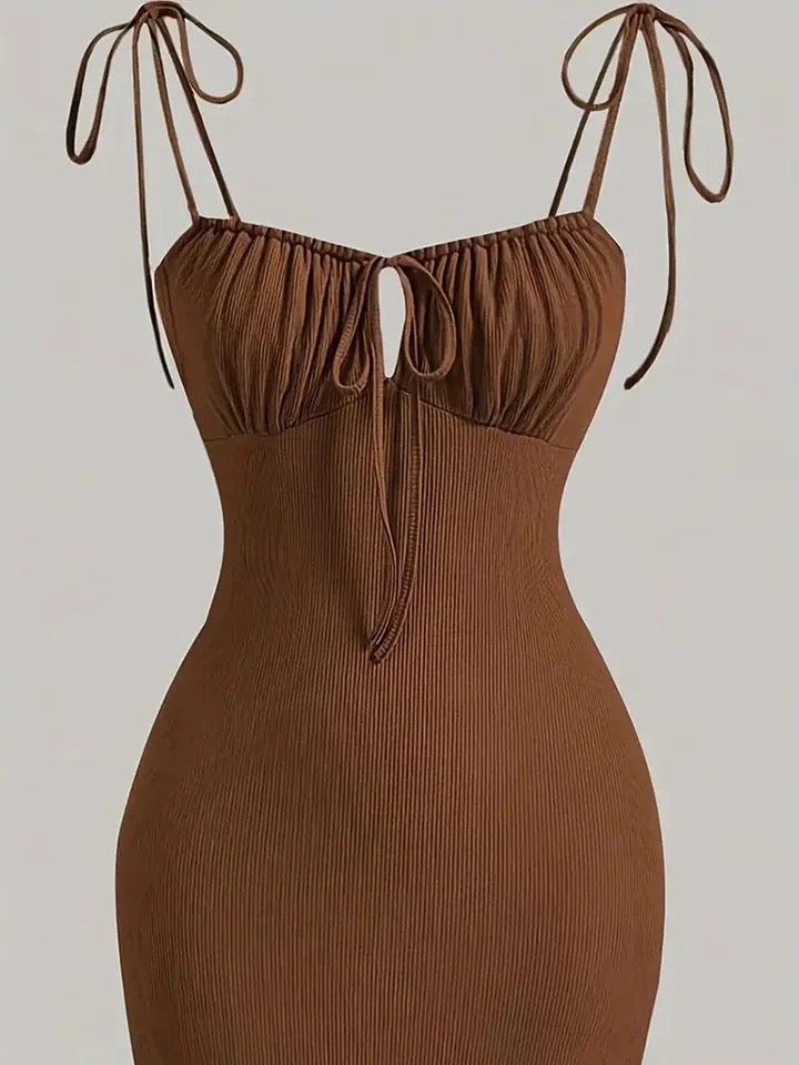 Robe à bretelles marron avec volants et décolleté en trou de serrure