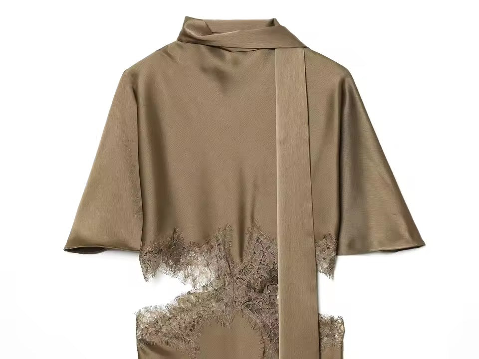 Satin-Kleid mit asymmetrischem Schnitt