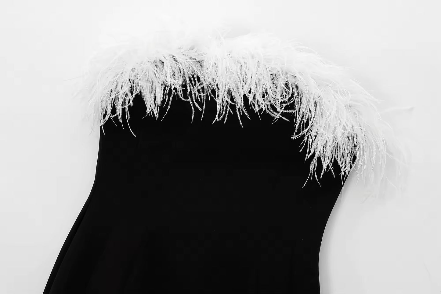 Schwarzes Cocktailkleid mit Federbesatz