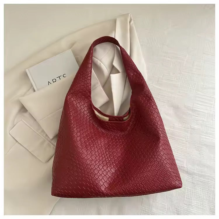 Elegant bag in snakeskin look