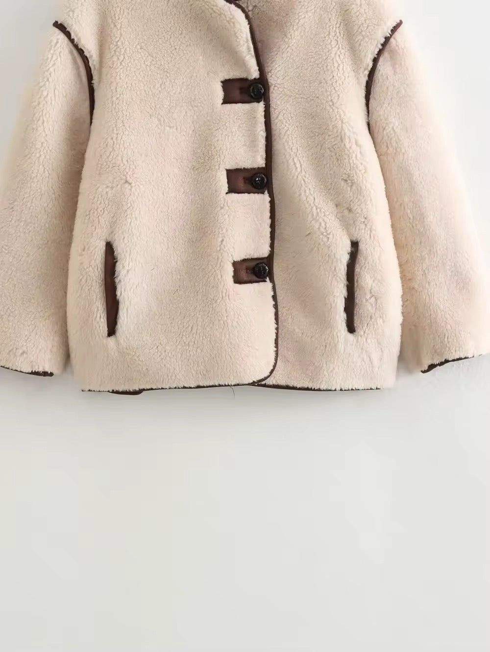 Elegant teddy jacket with contrast details – beige/brown