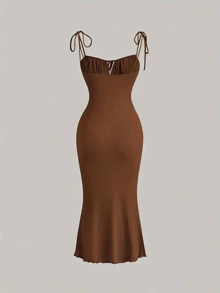 Robe à bretelles marron avec volants et décolleté en trou de serrure