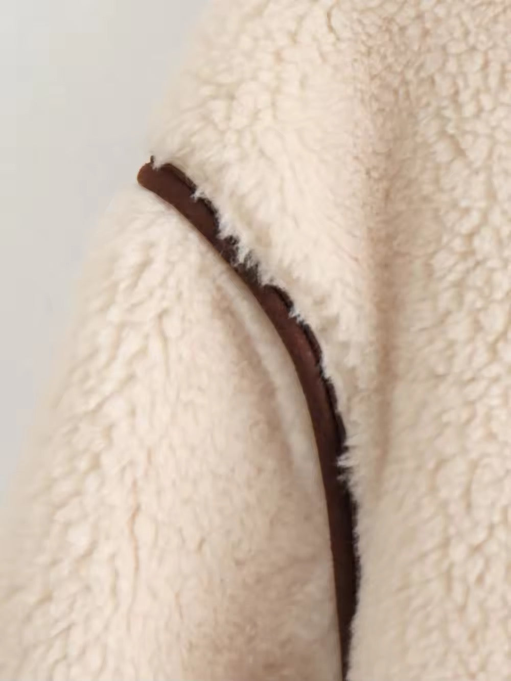 Elegant teddy jacket with contrast details – beige/brown