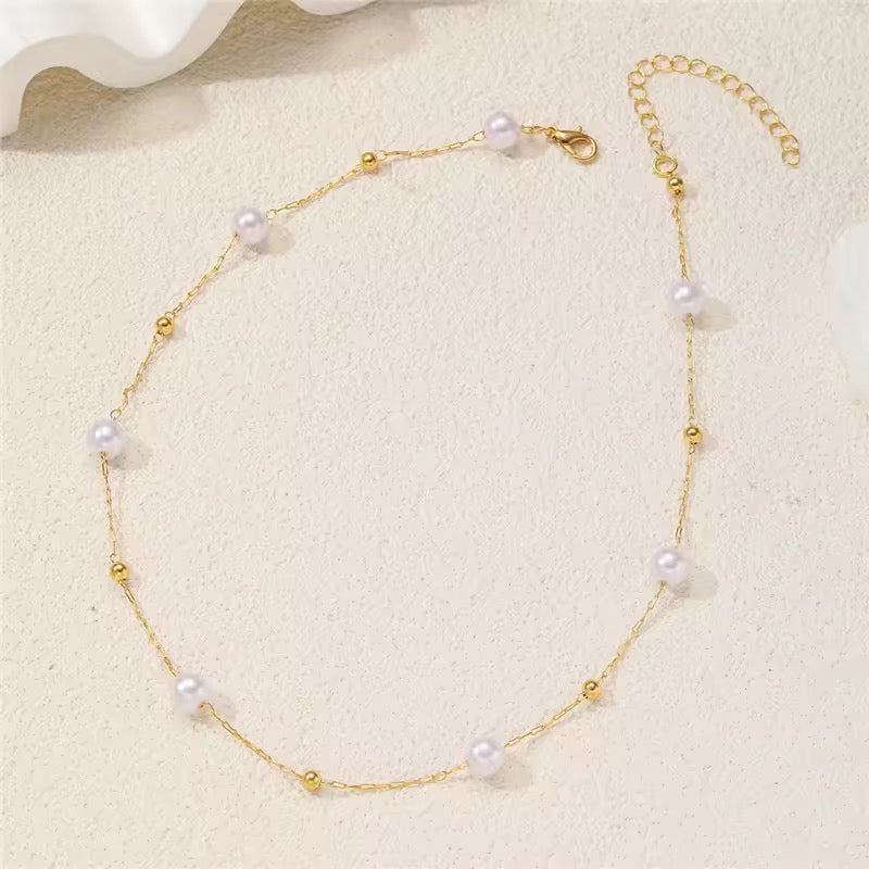 Goldkette mit schwebenden Perlen