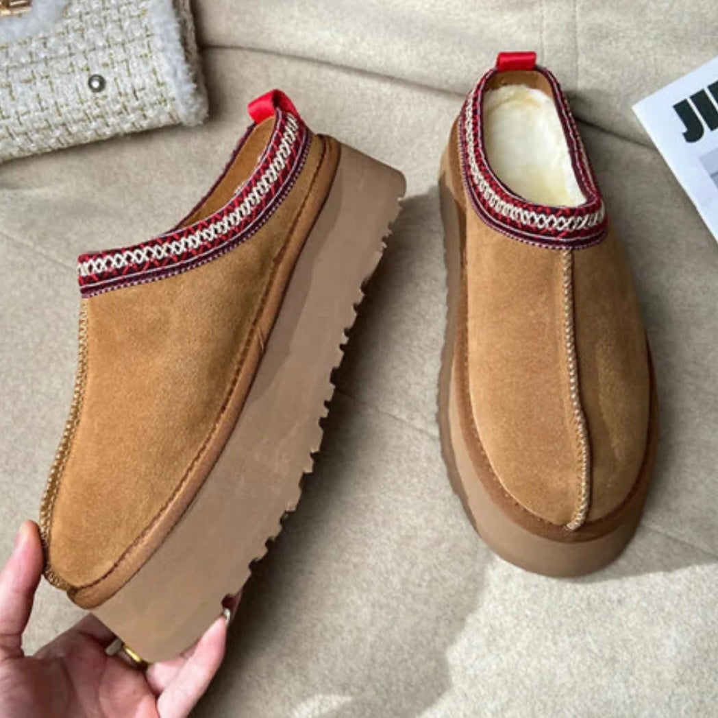 Comfortable shoe with platform sole and ethnic details