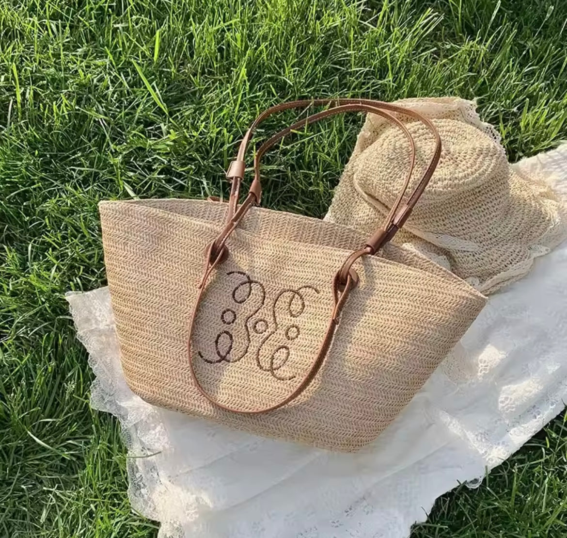 Strandtasche aus Stroh mit Lederdetails