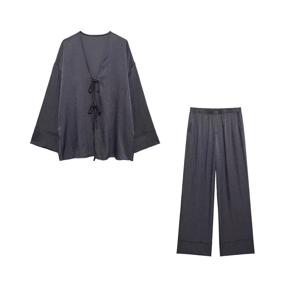 Two-piece set with bow closure (blouse and pants)