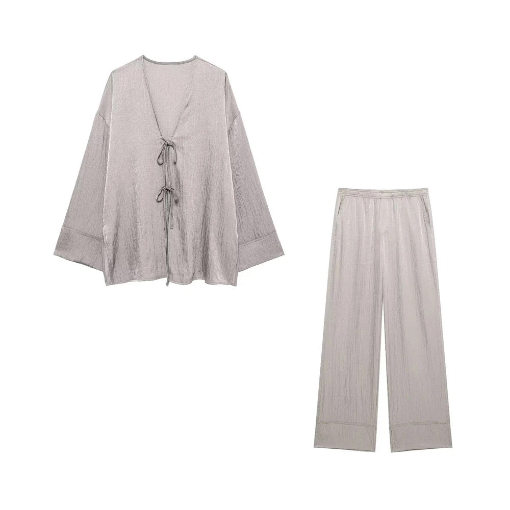Two-piece set with bow closure (blouse and pants)