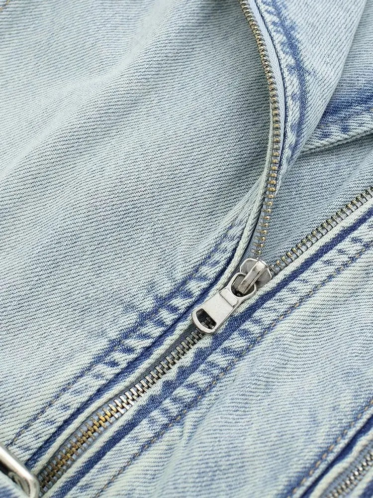 Veste courte en denim bleu clair avec ceinture
