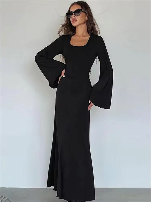 Schwarzes Maxikleid mit Glockenärmeln