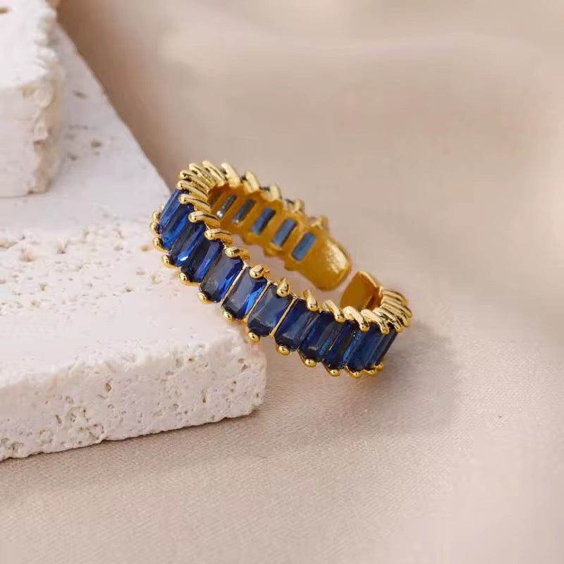 Ring mit funkelnden Zirkonia-Steinen