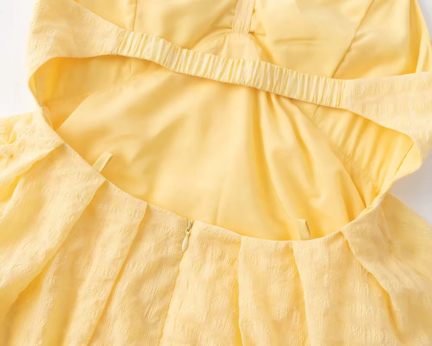 Sommerkleid mit Wasserfall-Saum