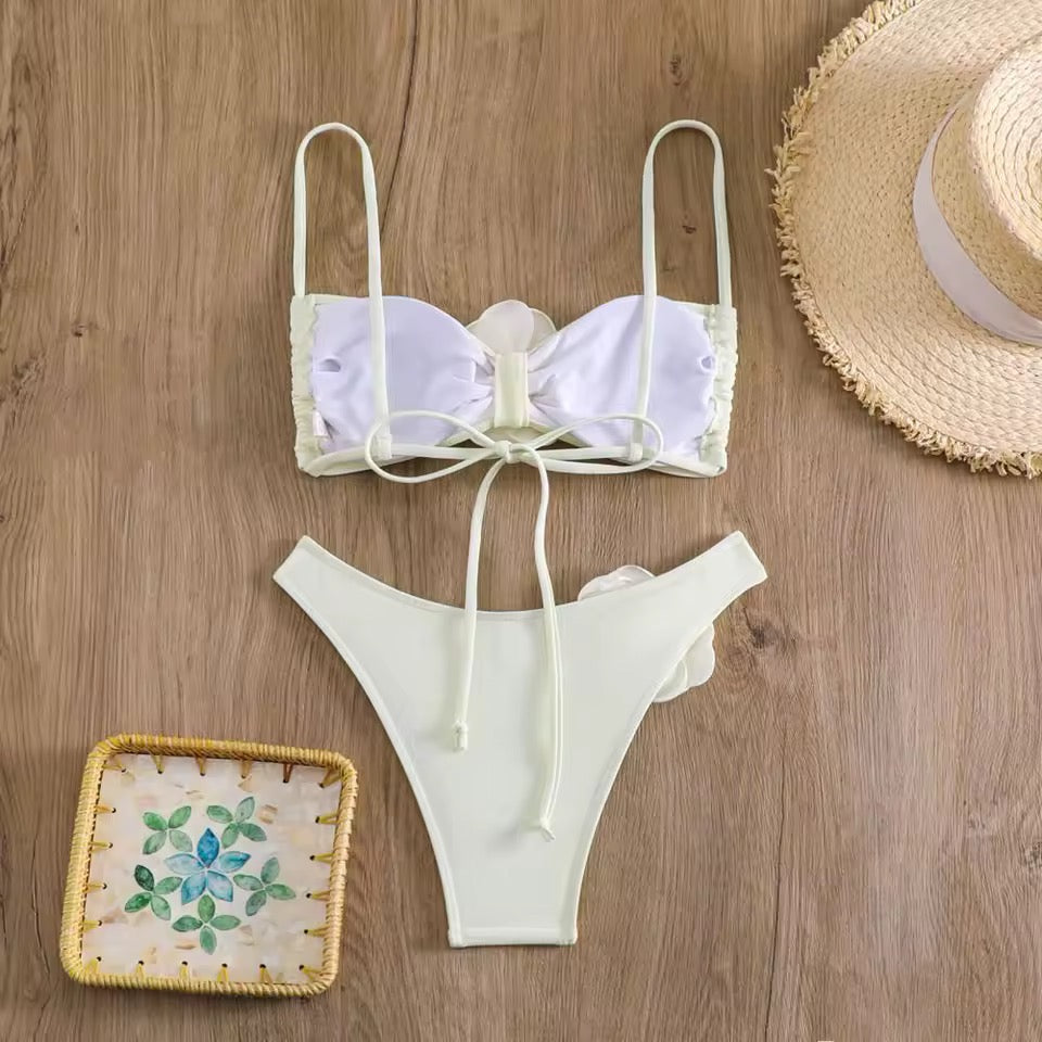 Schwarzer Bikini mit 3D-Rosen-Applikation