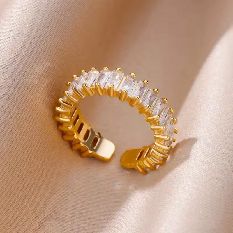 Ring mit funkelnden Zirkonia-Steinen