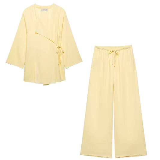 Zweiteiler – Wickelbluse & Weite Hose in Pastellgelb