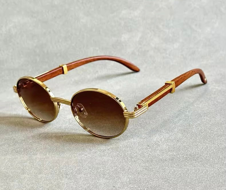 Elegante Sonnenbrille mit braunen Gläsern und goldenen Details