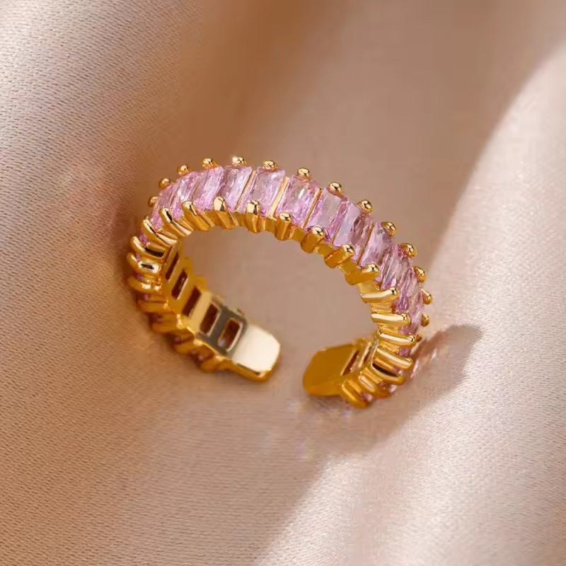 Ring mit funkelnden Zirkonia-Steinen