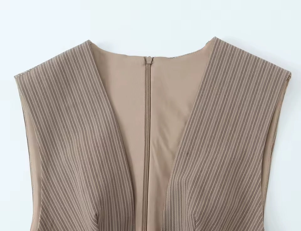 Plissee-Minikleid mit tiefem V-Ausschnitt